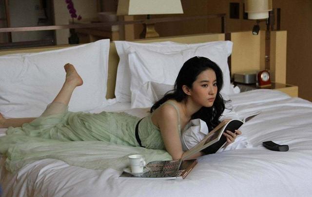 美脚丫娱乐之刘亦菲,卧床翘足的神仙姐姐