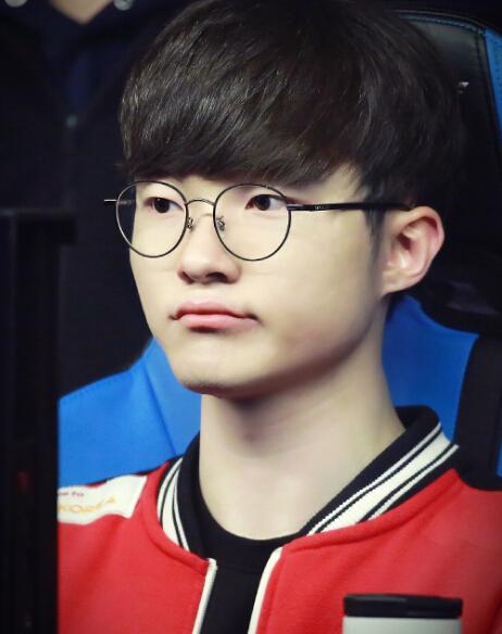 Faker因队友承认菜的像大师而爆笑,只有青铜