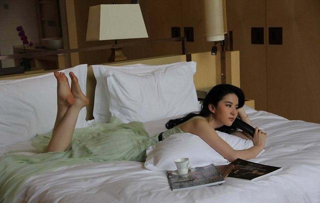 美脚丫娱乐之刘亦菲,卧床翘足的神仙姐姐