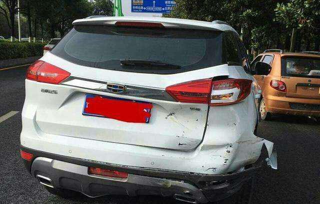 保时捷自不量力撞上国产越野, 就像小姑娘扑进了壮汉的怀里