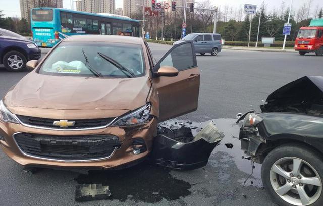 马自达3撞击雪佛兰科沃兹, 两车差距明显, 这质量让车主欲哭无泪