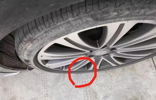 男子买了辆奔驰E300L,一年不到竟爆胎3次