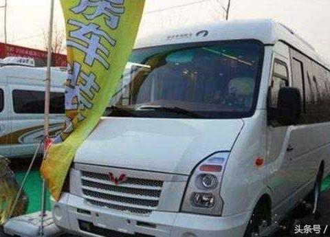 老百姓买得起的五菱房车来了，内饰豪华三张床，15.8万！