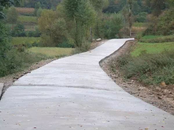 农村道路必须要加宽了,否则会车太困难!