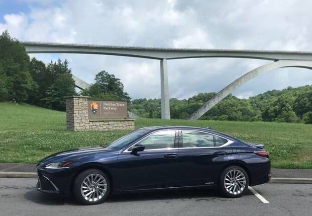 雷克萨斯ES蓝色版实拍!打开车门,让奔驰知道什