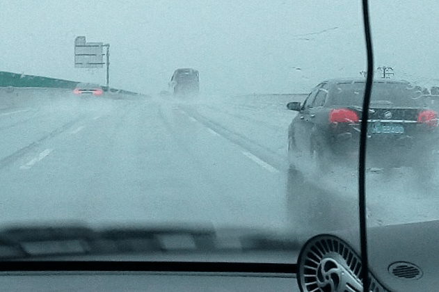 开劳斯莱斯遇上下大雨天, 只能用手推车