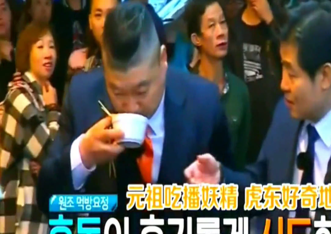韩国人找中国小吃,看到臭豆腐一脸嫌弃,尝试吃