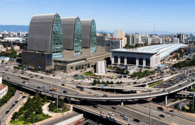 到北京游玩的俄罗斯女孩,感叹:北京真发达,治安