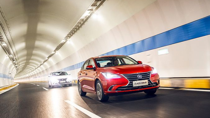 在碧波澄澈的太湖与一抹红影邂逅时，试驾第二代逸动