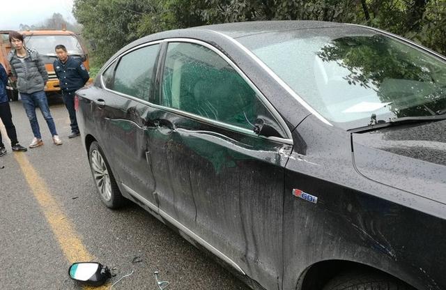 刚上牌的博瑞就这样被大货车怼了，车主哭惨了