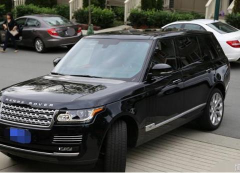 富豪由于破产，半价抛售九成新的加长版的路虎揽胜，内饰超奢华