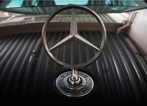 奔驰尾灯里的苍蝇值70万？一车主将奔驰告上法庭