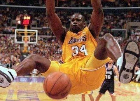 奥尼尔让nba知道了力量,第一次将篮板扣碎,后来的比赛如何继续的