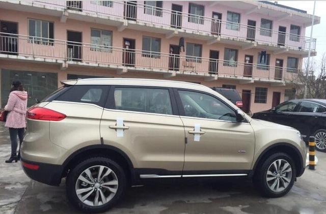 吉利博越摔的底朝天, 司机居然安然无恙?