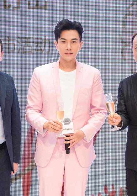 刘恺威参加《跨界歌王》再度获得名气,一身西