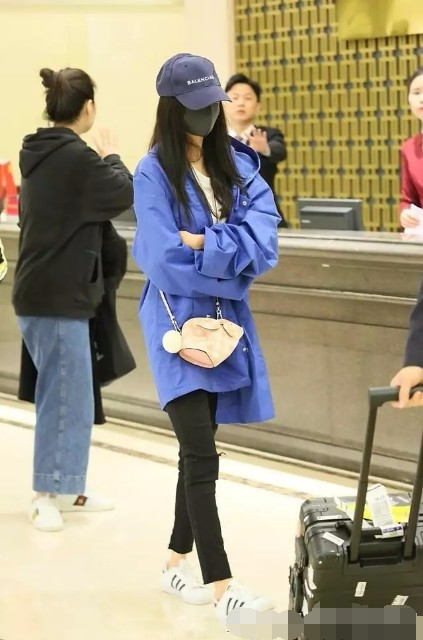 杨幂把黑色紧身裤硬是穿成了直筒裤!又瘦了这