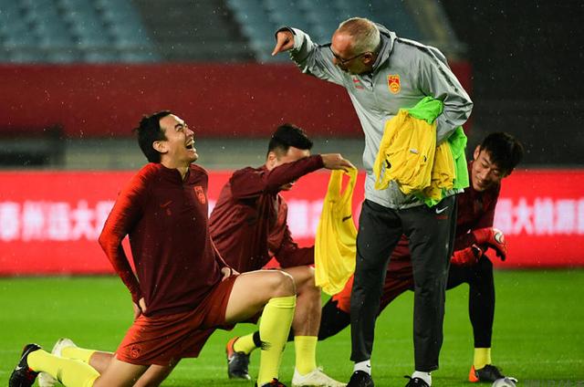 国足主帅里皮续约被曝迎转机!足协再提新要求