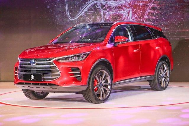 全新比亚迪唐12.98万起，轴距2.82米，油耗8.8L，买它又要排队？