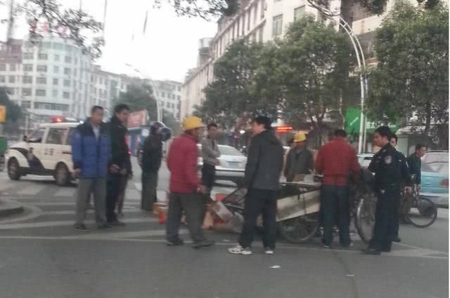 夫妻俩开三轮横穿马路,被女司机当场撞飞,记录