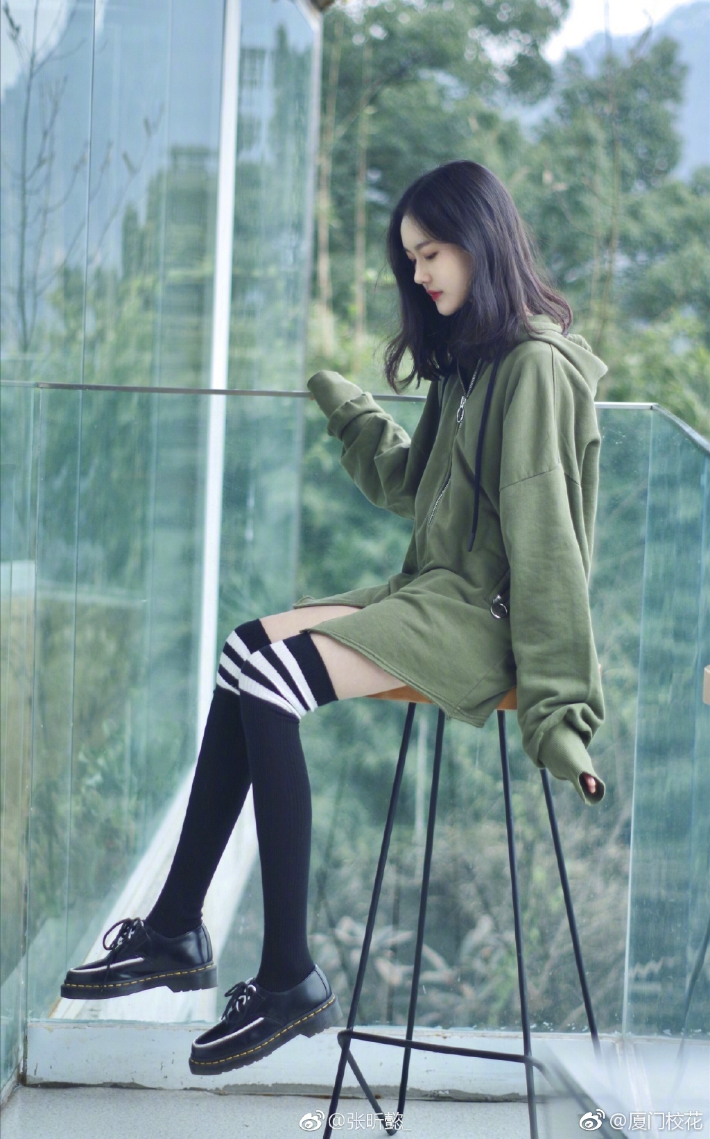 她叫张昕懿，00年，2019表演艺考生，身高165cm，长腿妹子