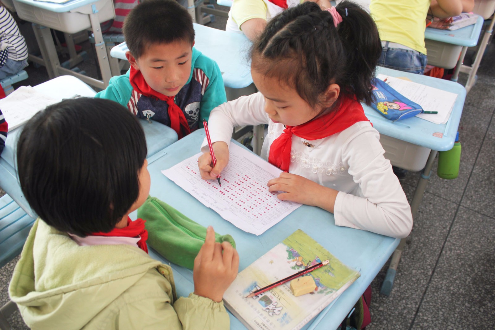 南学街小学与好习惯同行养成教育系列课程着力