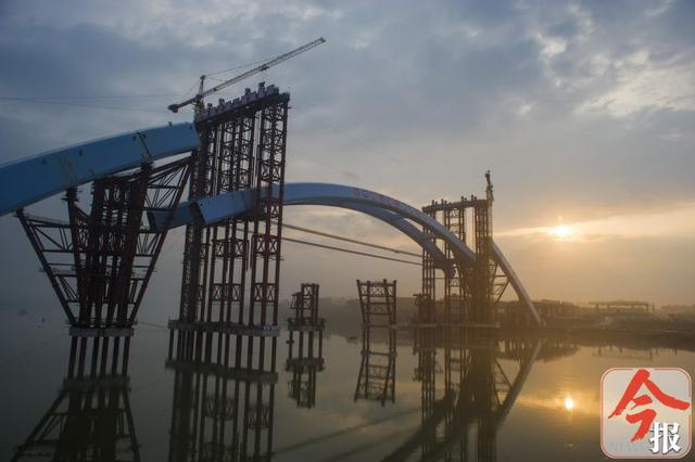 柳州官塘大桥5885吨巨无霸空中完美对接,创