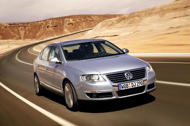 中级车价格雪崩，迈腾1.4T+双离合17万，01加速8秒谁还买紧凑？