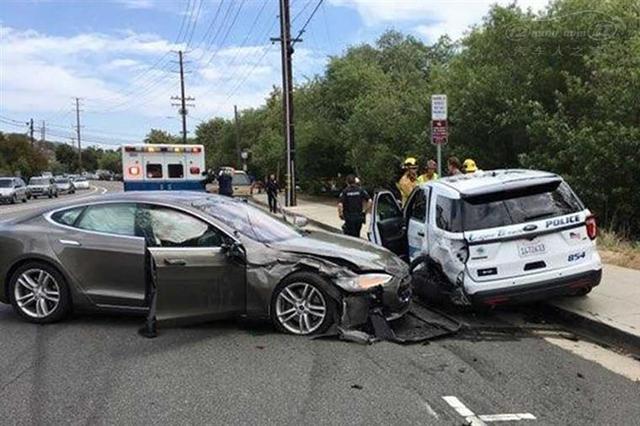 极品飞车玩上头？美国特斯拉Model S怒怼警车