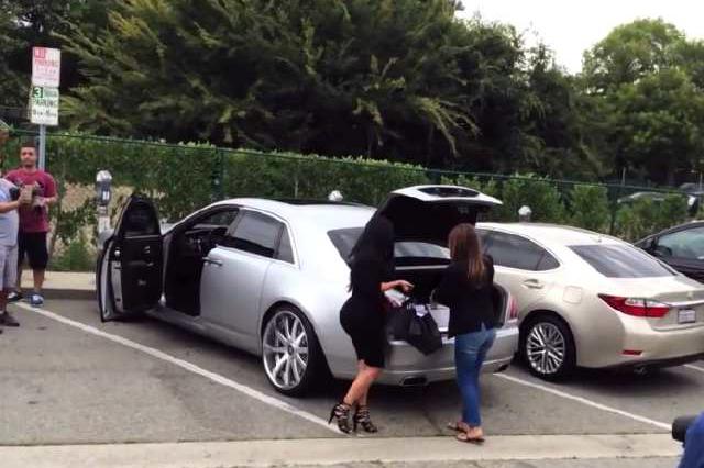 富婆开劳斯莱斯幻影，来看个电影而已，竟被大家给堵了！