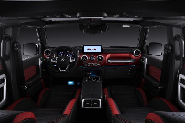 试驾硬派越野北京BJ40 PLUS，顶配不到20万内饰堪比奔驰！