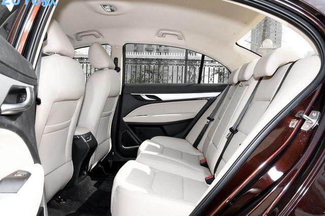 销量最好的国产轿车，吉利帝豪凭何成自主轿车一枝独秀！