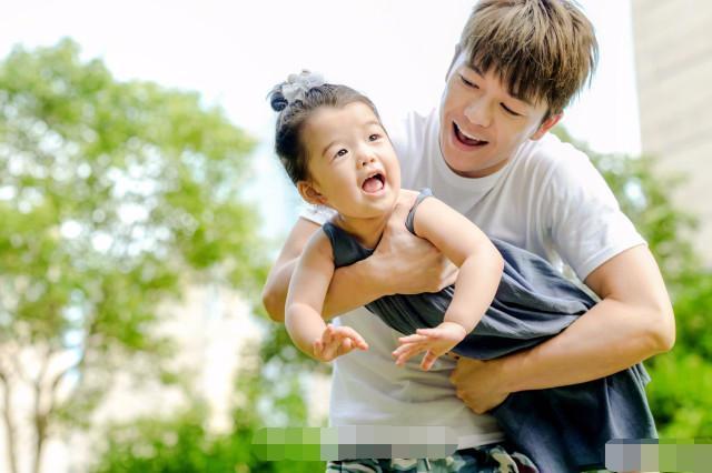 子放在行李箱或水池里防乱跑,儿子女儿待遇区