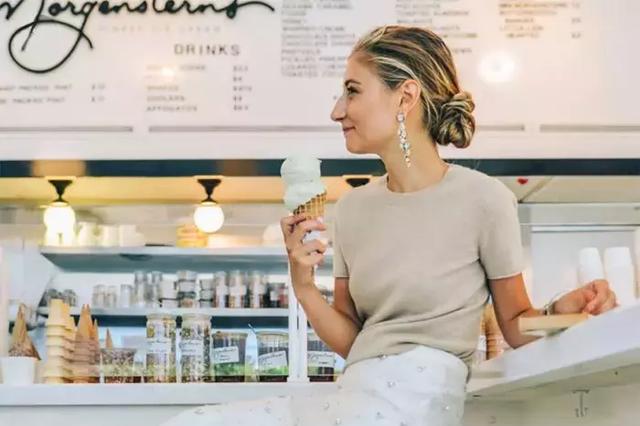 吊带搭配半身裙150穿出170的气场,非常适合小