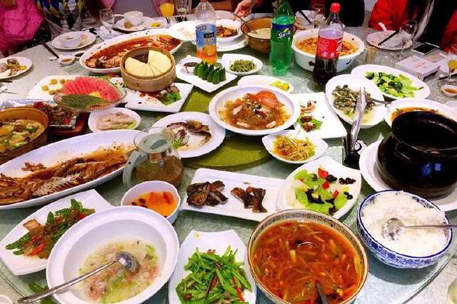 老外发帖求助“吃中餐的礼仪”,外国网友的回答承包我一整年笑点