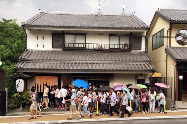 日本旅游景点京都人挤人,中国游客最多,看看日