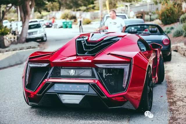 9400万的神车上街，一切都变得热血夸张起来