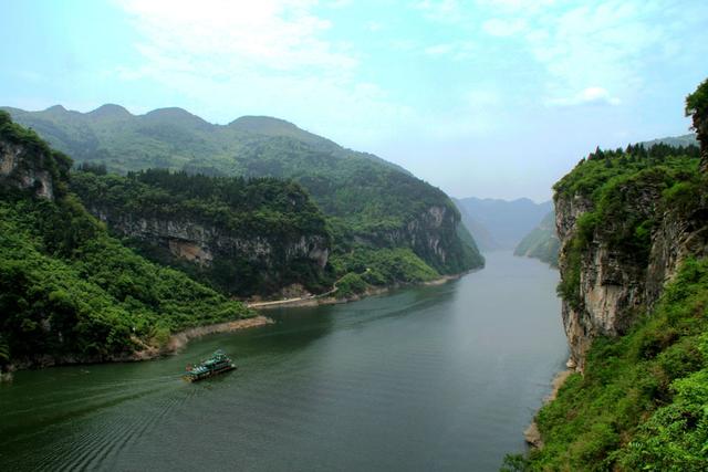 乌江山峡北接重庆涪陵乌江峡谷,南邻贵州梵净山,是"长江三峡—乌江