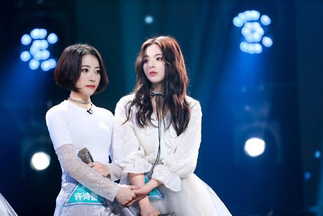 SING女团许诗茵登酷狗直播,与队长秦瑜变身德