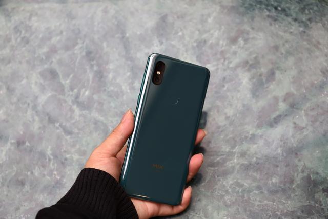 小米MIX3首发真机上手图赏:滑盖设计跟悬浮列