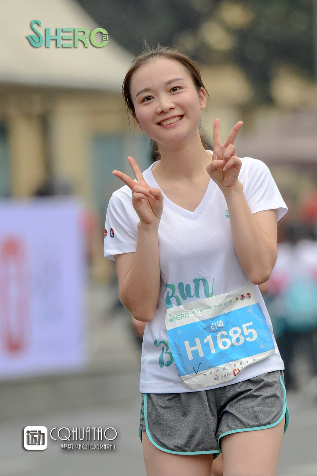美女如云的2018重庆女子半程马拉松在南滨路上开跑