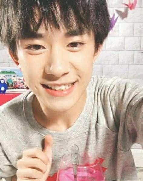 易烊千玺直播,手动关掉相机美颜后,网友表示:这