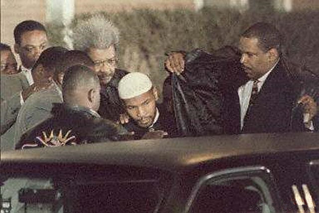 拳王泰森街头打架有多牛,不让保镖帮忙,一拳就