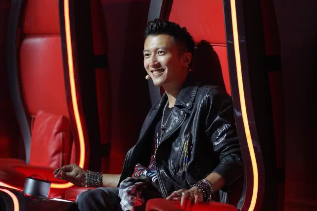 小伙《隐形纪念》获赞天籁 谢霆锋转身速度令