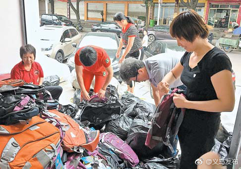 爱心公社开展水果义卖 助力爱心书包漂流