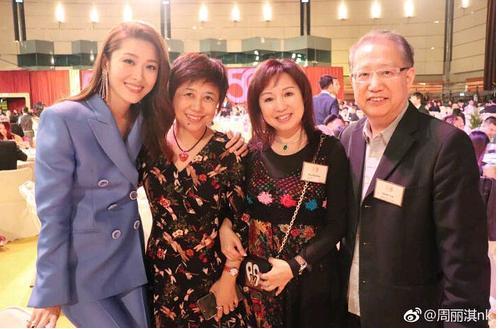40岁周丽淇未修图惊人，腰细到发指，网友：难怪富豪要让她生五胎