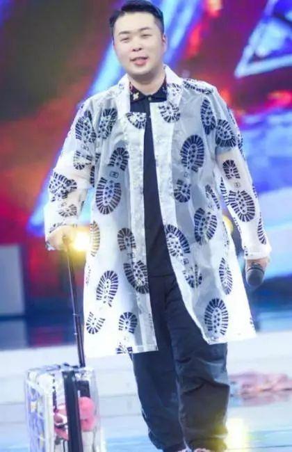 新潮流?这些女明星把保鲜膜当衣服穿,杨幂一个