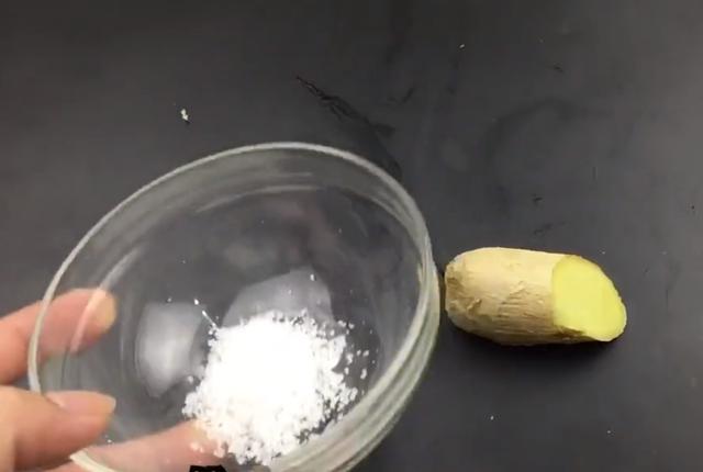 生姜上和食盐抹在脚后跟,大部分人都需要,都试