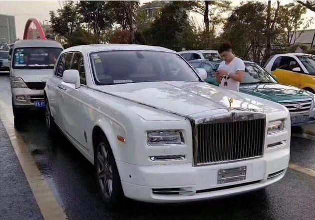 劳斯莱斯幻影被一辆面包车追尾维修费就需要55万面包车摊上事了