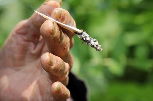 农村大爷干这事每天挣100元, 抽的烟90后都没