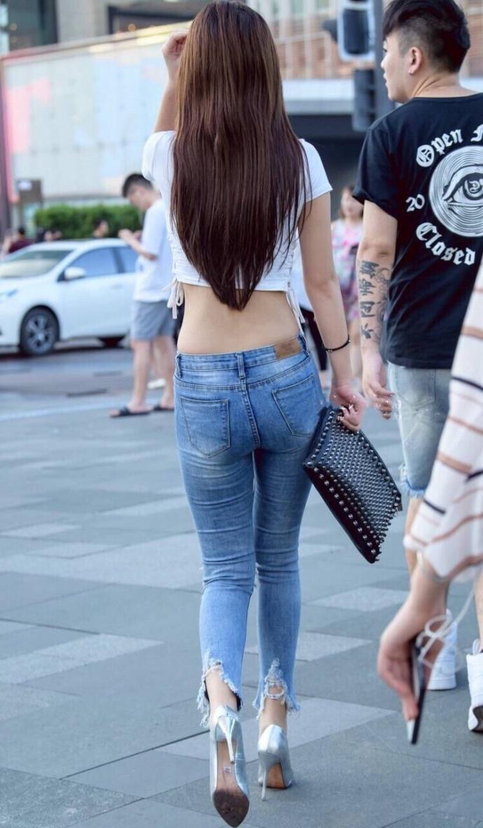 街拍时尚: 美女搭配破洞牛仔裤, 秀出蛮腰和长腿, 让